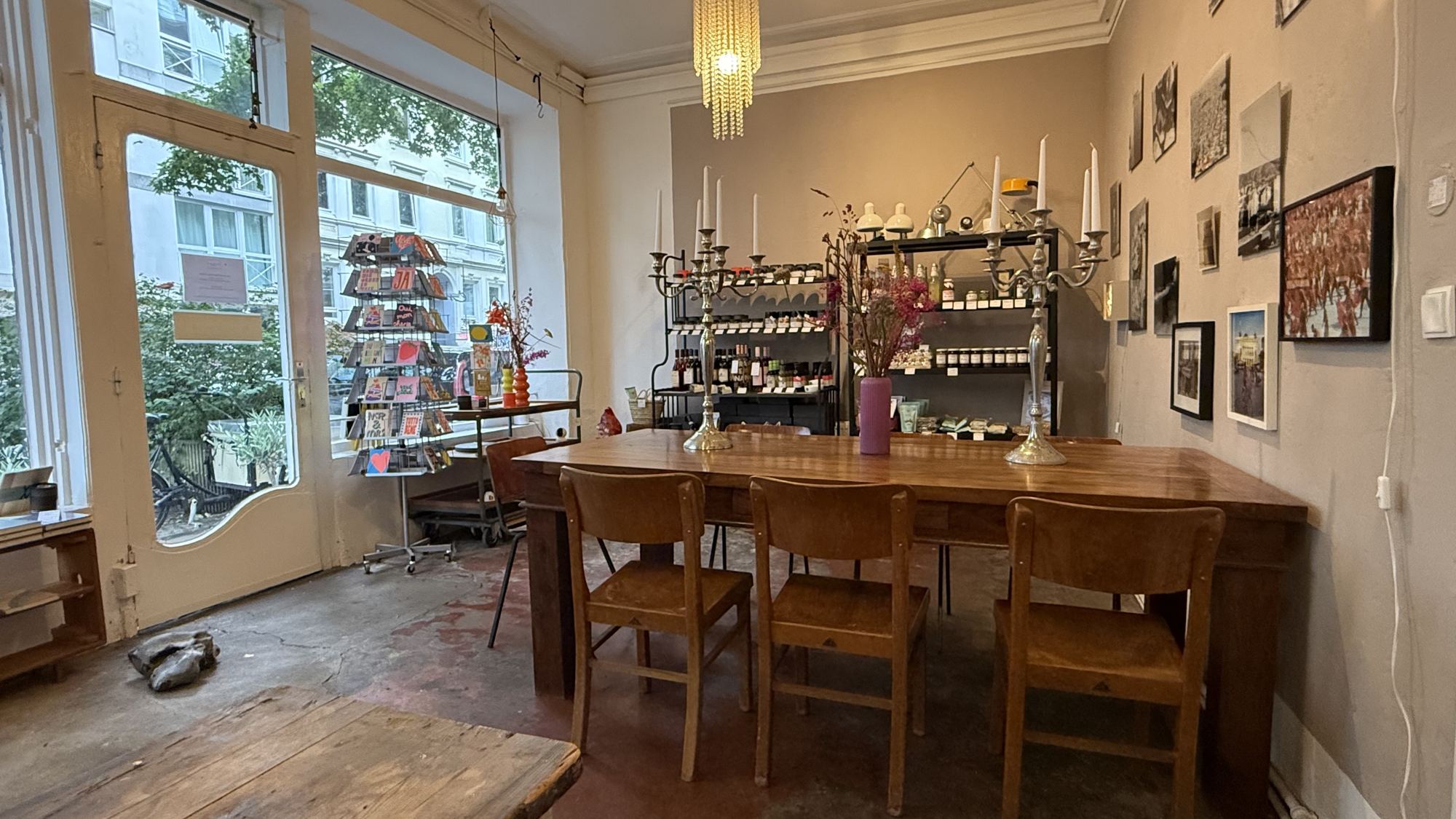 Der Raum von Emmy's Delight mit langer Holztafel in Hamburg-Eimsbüttel