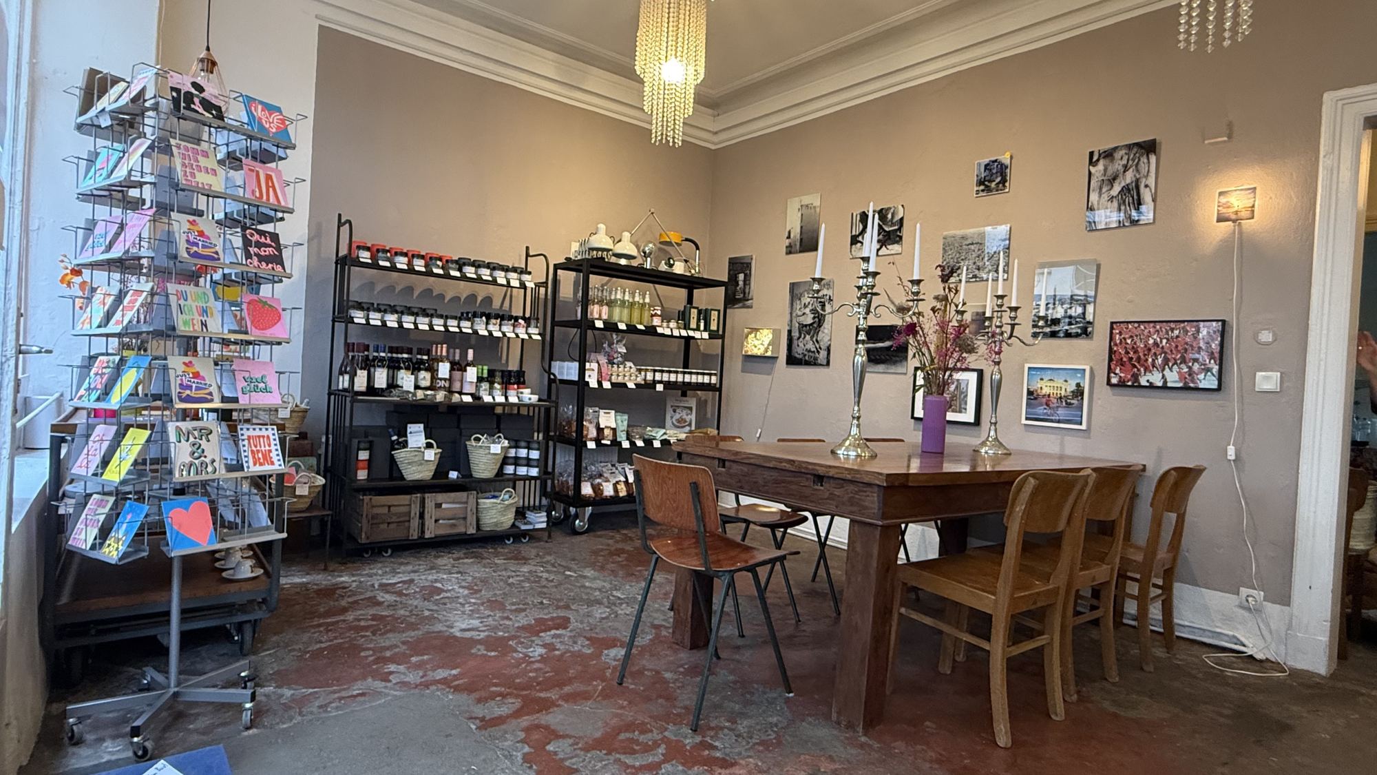 Blick in den Raum mit Tafel, Regalen und Bildern