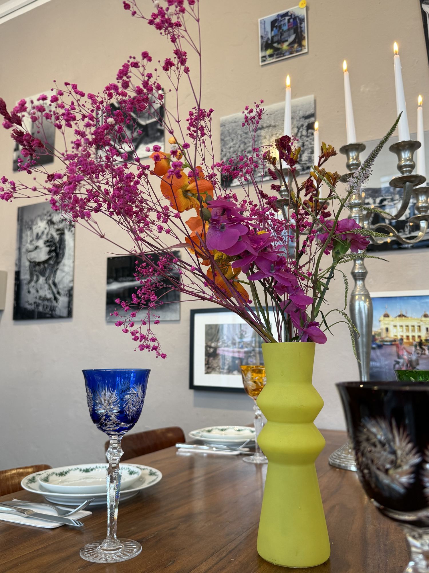 Blumen und Kristallgläser auf der Tafel